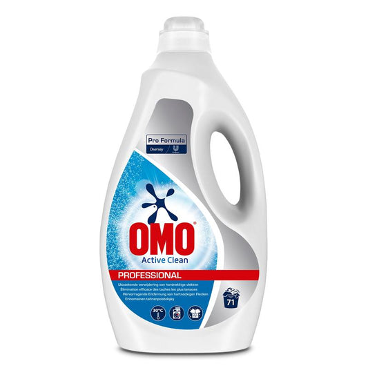 Eine weiße 5L Flasche Omo Professional Active Clean Flüssiges Vollwaschmittel von Diversey Deutschland GmbH & Co. OHG hat ein blaues Etikett mit "Pro Formula", "Effektive Fleckenentfernung" und Informationen in mehreren Sprachen; ausreichend für 71 Waschgänge.
