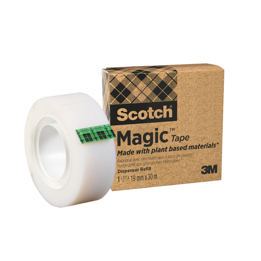 Eine Rolle Scotch® Magic™ Klebeband (19 mm x 30 m) der 3M Deutschland GmbH liegt neben ihrer Verpackung, die mit "mit 66 % pflanzlichem Klebstoff hergestellt" und dem 3M-Logo beschriftet ist.