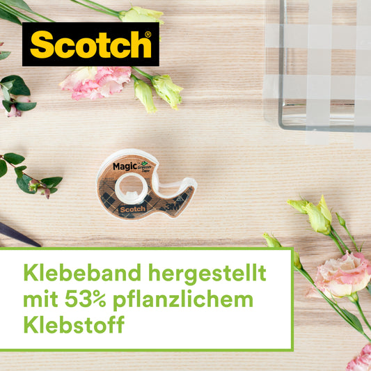 Ein Scotch™ Edelstahl-Klebebandabroller in Silber mit zwei Rollen Scotch® Magic™ Klebeband (hergestellt aus 66% pflanzenbasiertem Klebstoff, 19 mm x 13,9 m) von 3M Deutschland GmbH steht auf hellem Holz neben pinken und gelben Blumen.