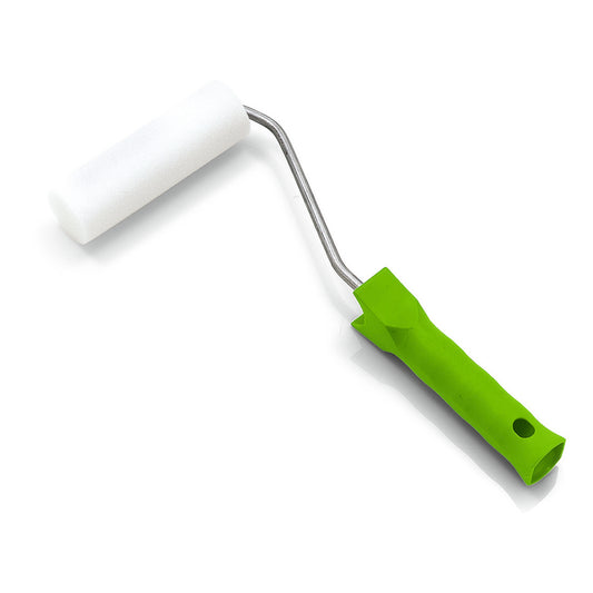 Die Nölle Profi Brush Lackierwalze 10 cm Fein Komplettroller 28 cm (1 Stück) von Nölle Profi Brush Bürsten- & Pinseltechnik e.K. zeichnet sich durch eine weiße Schaumstoffwalze und einen grünen Kunststoffgriff auf weißem Hintergrund aus.