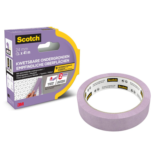 Eine Rolle Scotch® Malerabdeckband für empfindliche Oberflächen (24 mm x 41 m) der 3M Deutschland GmbH wird neben der Verpackung gezeigt, die den Hinweis auf die Eignung für empfindliche Oberflächen und Produktinformationen in mehreren Sprachen enthält.