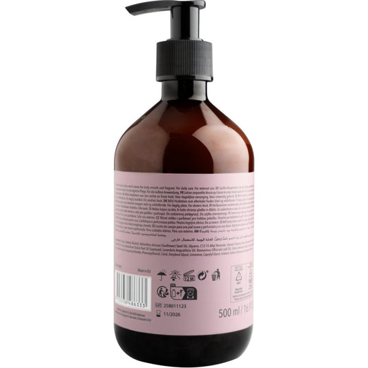 Eine braune Kunststoff-Pumpflasche der ENA Living Body Lotion (500 ml) von Abena Re-Seller GmbH, dargestellt von hinten mit einem rosafarbenen Etikett mit Text, Recyclingsymbolen, Barcode und Volumen. Konzipiert für die tägliche Körperpflege.