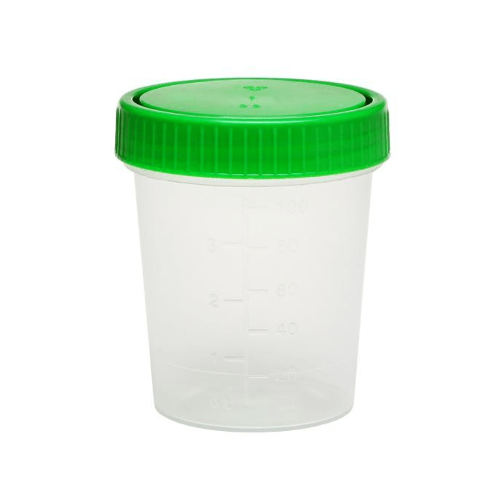Il contenitore per campioni di urina AMPri è dotato di un coperchio a vite verde e di indicatori di misurazione da 100 ml sul corpo trasparente in polipropilene; il coperchio ben chiuso risalta su uno sfondo bianco brillante.