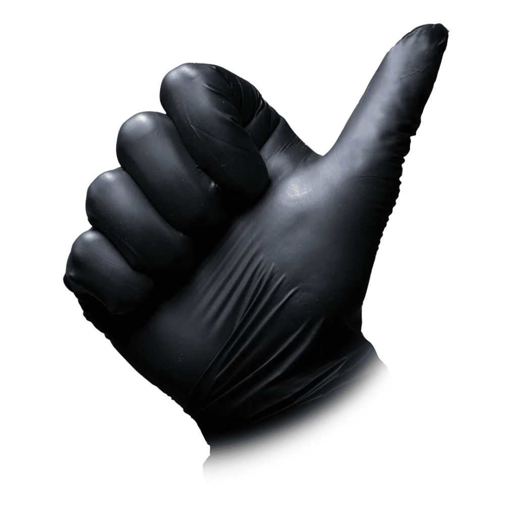 Una mano che indossa un guanto AMPri MED-COMFORT BLACK Vitril, senza talco, di colore nero, prodotto dalla AMPri Handelsgesellschaft mbH, mostra il pollice alzato su uno sfondo bianco.