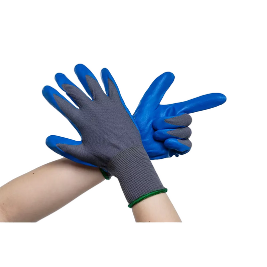 Zwei Hände, die blaue und graue AMPri SolidSafety Food Protect Schutzhandschuhe Nahrungsmittel geeignet XXL von AMPri Handelsgesellschaft mbH tragen, sind vor einem weißen Hintergrund abgebildet, wobei eine Hand nach oben zeigt und die andere darunter ruht.