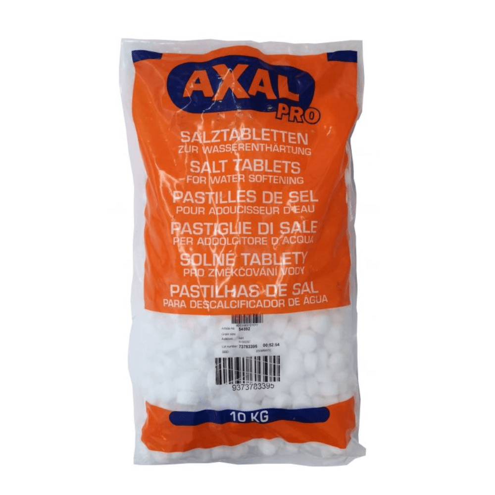 Un sacco da 10 kg di sale rigenerante AXAL PRO TABS – sale speciale per l’addolcimento dell’acqua prodotto da K+S Minerals and Agriculture GmbH. La confezione è prevalentemente arancione e bianca, con scritte in diverse lingue quali inglese, tedesco e francese. Il codice a barre è chiaramente visibile nella parte inferiore centrale del sacco.