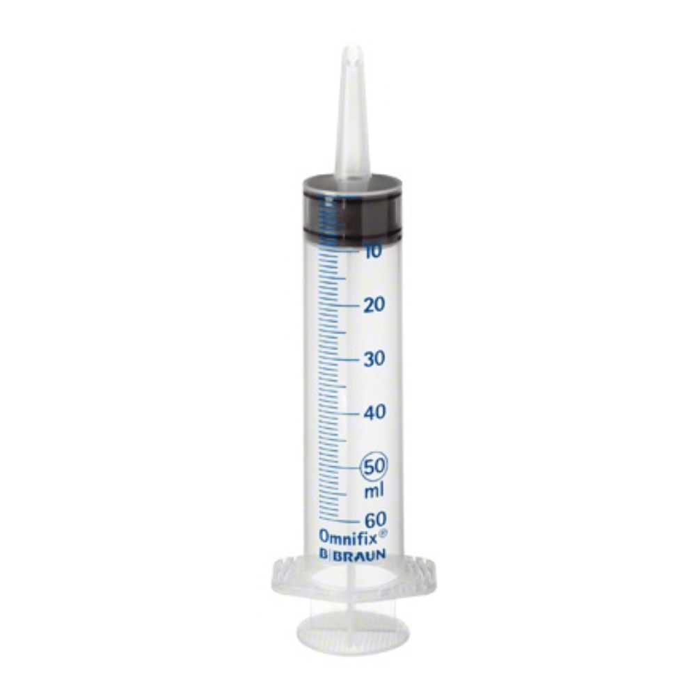 Vi presentiamo la B. Braun Omnifix® Solo, una siringa a tre parti per il lavaggio delle ferite e la vescica, dotata di ugello per catetere. Questa siringa presenta un corpo in plastica trasparente con una scala di misurazione fino a 60 ml, completato da uno stantuffo nero e da un design a punta. È ideale per la somministrazione precisa di liquidi ed è perfetta per diverse procedure, tra cui il lavaggio delle ferite e le applicazioni con catetere, prodotta da B. Braun Germania GmbH & Co. KG.
