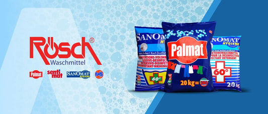Werbebild der Marke Rösch Waschmittel mit Produkten Palmat, Sanomat Hygiene und Sentimat. In der Mitte befinden sich drei große Waschsäcke: links Sanomat Desinfektionswaschmittel mit Temperaturanzeige bis 95 °C, in der Mitte Palmat Waschmittel (20 kg für 200 Wäschen), rechts Sanomat Hygiene (20 kg, Desinfektionsmittel für 60 °C). Im Hintergrund ist ein blauer Seifenblasen-Hintergrund und das Rösch-Logo mit weiteren Markenlogos am unteren Rand.