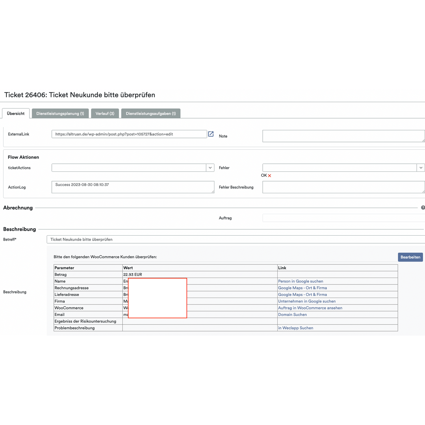 Screenshot dell'interfaccia di un sistema di gestione dei ticket di un servizio cloud, in cui sono visualizzati diversi campi quali «Dettagli del ticket», «Registro» e «Cliente», con le informazioni relative a una transazione, compreso il costo degli articoli, evidenziate in un riquadro rosso. In questo caso viene utilizzato OrderGuardian di Altruan.