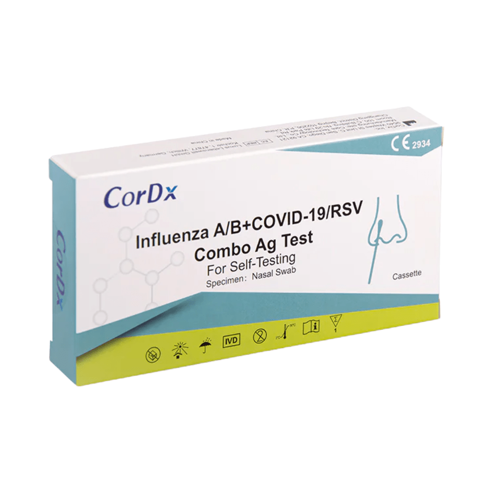 Una confezione rettangolare recante la dicitura «CorDx 4 in 1 Test combinato antigenico per uso domestico RSV + Corona COVID-19 + Influenza A + B | Confezione (1 test)», progettata per l’autodiagnosi tramite tampone nasale. La confezione riporta simboli con diverse informazioni e certificazioni, un’illustrazione della procedura di prelievo del tampone nasale ed evidenzia la capacità del test di rilevare l’antigene RSV e il SARS-CoV-2.