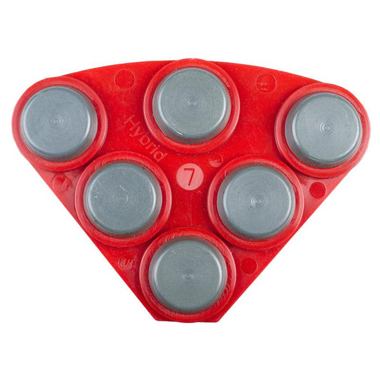 Ein rotes, dreieckiges Kunststoffwerkzeug der Diversey Deutschland GmbH & Co. OHG ist mit sechs silbernen Metallscheiben, dem Schriftzug "Twister Hybrid Tool" und der Prägung "7" versehen und zeigt damit sein ergonomisches Design.