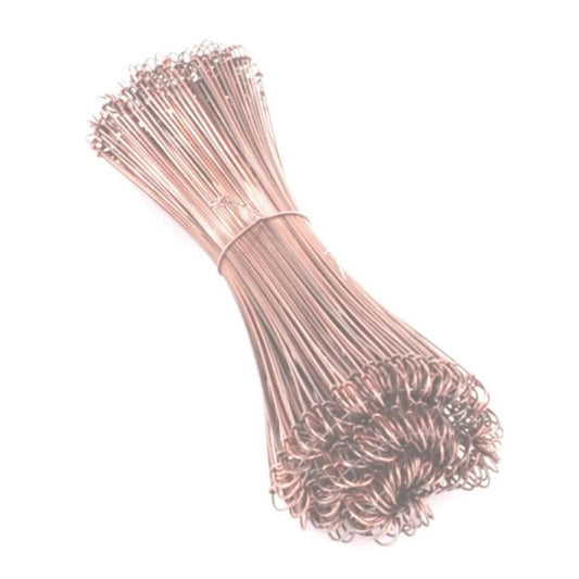 Ein Bündel von 200 DEISS Drahtschlingen zum Verschließen von Müllsäcken, verkupfert von der EMIL DEISS KG (GmbH + Co.), besteht aus dünnen, kupferbeschichteten Drähten mit hakenförmigen Enden zum sicheren Verschließen von Müllsäcken.