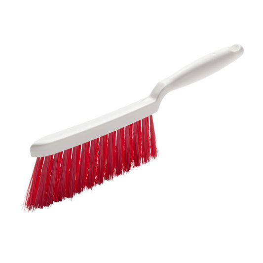 Abgebildet ist ein HANDBESEN,PBT ROT GESCHLITZT ø 0,25MM WEICH, 280X15X50 MM von Haug Bürsten KG mit weißem Griff und leuchtend roten, geschlitzten PBT-Borsten vor einem schlichten weißen Hintergrund.