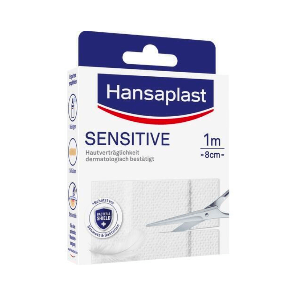 Confezione per cerotti Hansaplast Sensitive - Diverse dimensioni della Beiersdorf AG. Sulla scatola si vedono il logo del marchio, il nome del prodotto e l'immagine di una forbice che taglia una striscia di cerotto. La confezione evidenzia l'approvazione dermatologica.