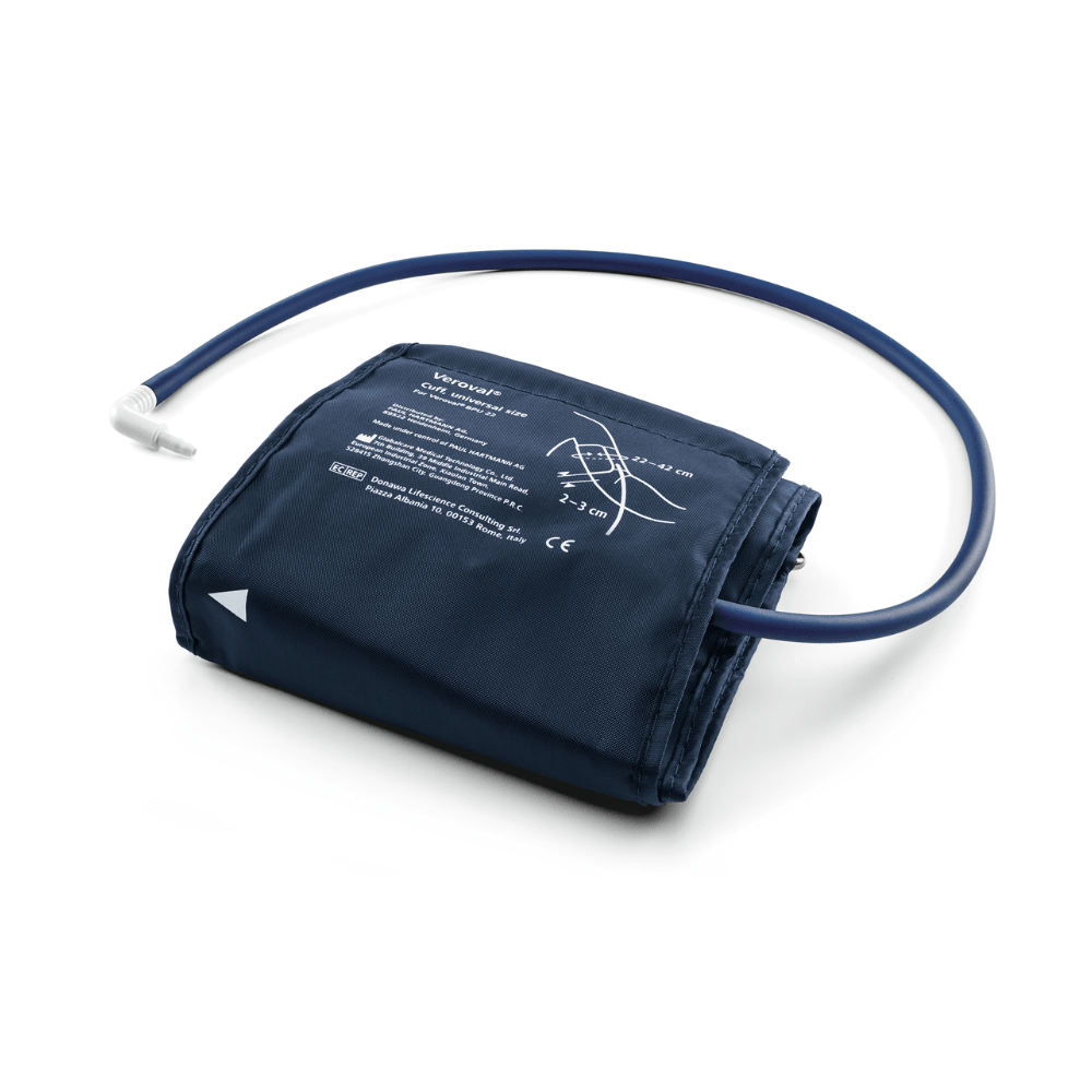 Un misuratore di pressione da braccio Hartmann Veroval® Compact di Paul Hartmann AG con una custodia in nylon blu e un tubo di gomma collegato, disposto su uno sfondo bianco, con istruzioni stampate visibili sulla custodia.