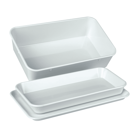 Ein Set aus drei übereinander gestapelten weißen, rechteckigen Instrumententabletts von Servoprax GmbH, bestehend aus einem oberen Tablett mit höheren Kanten (190 x 150 x 40 mm) und zwei flacheren Tabletts mit flachem Boden. Ideal zum Ordnen Ihrer wichtigen Utensilien in einem schlanken, hitzebeständigen Design.