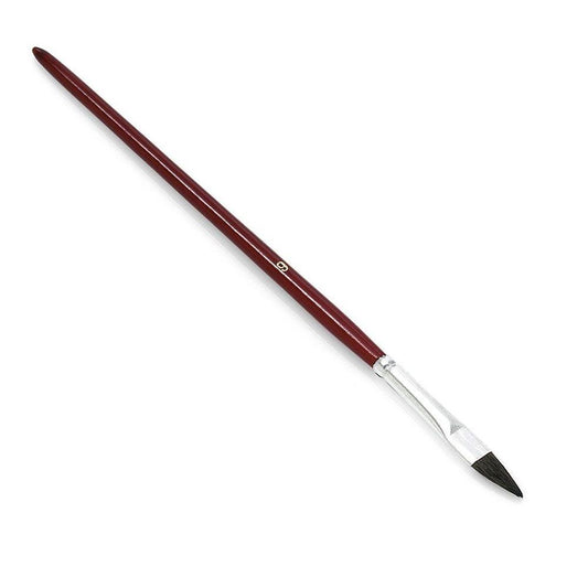 Ein Nölle Profi Brush Ausbesserungspinsel von Nölle Profi Brush Bürsten- & Pinseltechnik e.K. mit langem dunkelrotem Griff, Weißblechzwinge und feiner Naturhaarmischung ist für Präzision abgewinkelt auf weißem Hintergrund abgebildet.