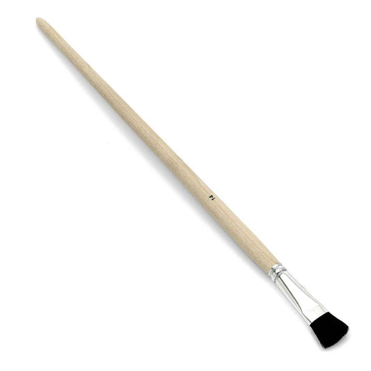 Die Nölle Profi-Gussowpinselbürste verfügt über einen langen, hellen Holzgriff mit flachen schwarzen Rindshaarborsten, die durch eine glänzende Weißblechzwinge befestigt sind und sich elegant diagonal auf einem schlichten weißen Hintergrund abheben.