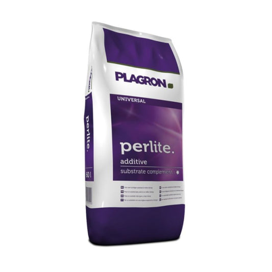 Abgebildet ist ein violett-weißer Beutel mit der Aufschrift „Plagron Perlite – Belüftung für Pflanzensubstrate“. Der 60-Liter-Beutel von Bertels B.V. beschreibt seinen Inhalt als Zusatzstoff und Substratergänzung zur Verbesserung der Bodenstruktur.