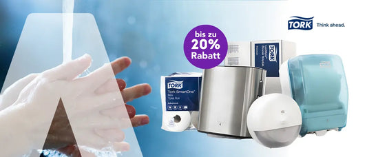 Nahaufnahme von Händen unter fließendem Wasser, daneben Tork Hygieneprodukte wie Papierhandtücher, Toilettenpapier und Spender, beworben mit bis zu 20 % Rabatt