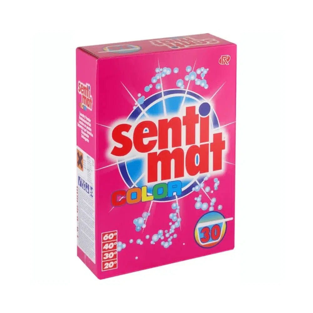 Una scatola rosa Rösch Detersivo per capi colorati Sentimat Color di Rösch Germany GmbH presenta un design blu e bianco, impreziosito da illustrazioni di molecole. Il prodotto mette in risalto le sue proprietà smacchianti ed è adatto al lavaggio a 60, 40, 30 e 20 gradi, con il numero 30 chiaramente visibile all’interno di un cerchio.