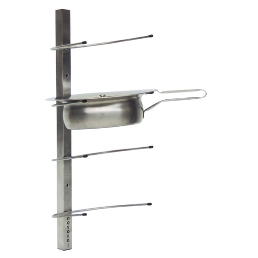 Die Novocal Wandhalterung aus Edelstahl für 4 Steckbecken (225 x 240 x 650 mm) eignet sich ideal zur Steckbecken-Aufbewahrung in professionellen Pflegeeinrichtungen und trägt den Schriftzug "novocal" auf der Halterung.