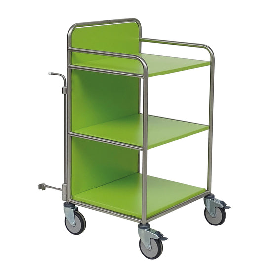 Ein Novocal Stationswagen aus rostfreiem Stahl mit vollverschweißten Rundrohrverbindungen ist leer auf einem weißen Hintergrund abgebildet. Er verfügt über drei Einlegeböden, Metallschienen und vier Rollen - eine davon mit einem Bremshebel.