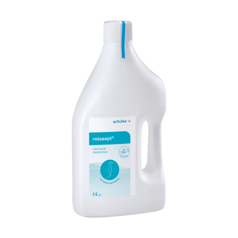 In una bottiglia di plastica bianca con manico è contenuta la soluzione pronta all’uso Rotasept® per la pulizia e la disinfezione (2 l) della Schülke & Mayr GmbH. Sull’etichetta, oltre ai dettagli del prodotto, sono raffigurati strumenti rotanti che indicano l’utilizzo per la disinfezione degli strumenti.
