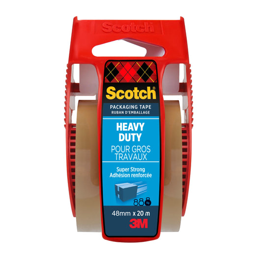 Eine Rolle Scotch® extra starkes Verpackungsklebeband, Braun, 48 mm x 20,3 m von 3M Deutschland GmbH kommt auf einem roten Handspender, mit verstärkter Haftung und zweisprachiger Beschriftung Englisch/Französisch.