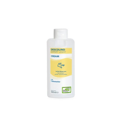 Bottiglia bianca da 500 ml di crema per le mani Dr. Schumacher DESCOLIND EXPERT LIGHT CREAM della Dr. Schumacher GmbH, con etichetta gialla con informazioni sul prodotto in lingua tedesca, logo verde in basso a destra e indicazione per la cura della pelle sensibile.