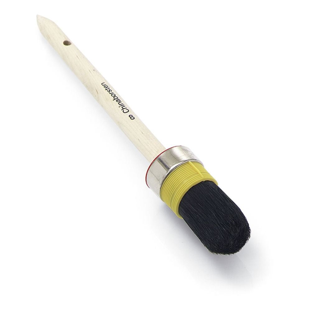 Il pennello ad anello per artigiani Nölle Profi Brush ha un manico in legno con scritta nera, che sottolinea la qualità artigianale. Ha una ghiera in metallo e una fascia gialla con setole cinesi completamente nere.
