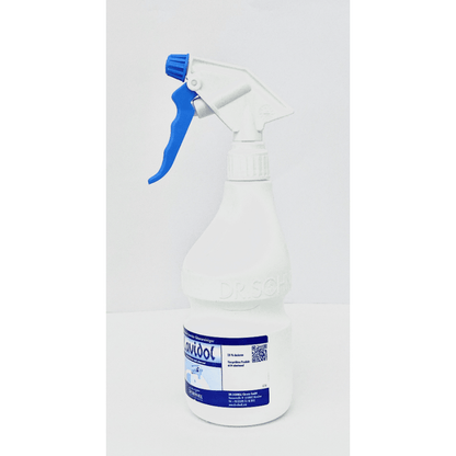 Uno spruzzatore bianco Dr. Schnell vuoto 600 ml di DR.SCHNELL GmbH & Co. KGaA con attivatore blu è posizionato verticalmente su una superficie bianca - perfetto per i detergenti e combina efficienza con un design semplice su uno sfondo semplice.