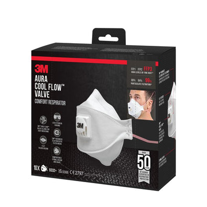 È raffigurata una scatola della maschera antiparticolato 3M™ Aura™ Comfort Cool Flow™ 9332+, FFP3, con valvola di 3M Deutschland GmbH con immagini della maschera e di un utente. La scatola mostra la protezione FFP3, 10 maschere e fa riferimento all'esperienza di oltre 50 anni di 3M.