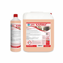 Due confezioni di Arcora KARMA PEARL DETERGENTE PER LA MANUTENZIONE SANITARIA CON EFFETTO PERLA della Arcora International GmbH, una bottiglia alta con tappo rosso e un grande tanica bianca, entrambe dotate di etichette rosse e bianche con informazioni sul prodotto e simboli di pericolo.