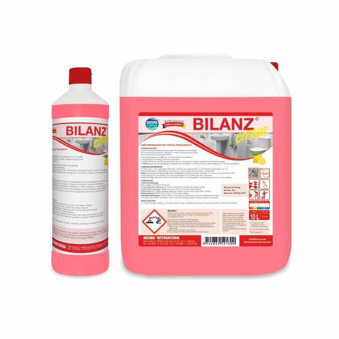 Due confezioni di Arcora BILANZ DETERGENTE SANITARIO AL PROFUMO DI AGRUMI della Arcora International GmbH, con etichetta rossa e bianca, garantiscono una pulizia potente e un fresco profumo di agrumi per la tua casa.