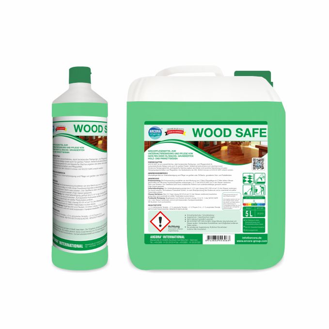 Due contenitori Arcora WOOD SAFE verde-bianco - una bottiglia alta e una brocca da 5 litri con manico - servono per la pulizia e la manutenzione di pavimenti in legno e parquet oliati o trattati con olio/cera. Entrambi hanno istruzioni dettagliate sulle etichette.