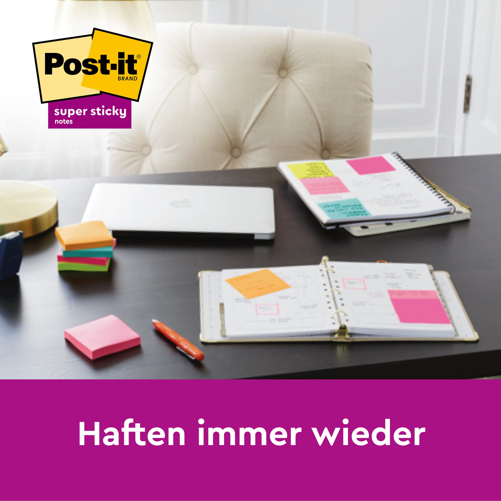 Auf einem aufgeräumten Schreibtisch liegen ein geschlossener Laptop, ein offener Planer, Notizbücher, Stifte und bunte 3M Post-it® Super Sticky 100% Recycling Notes (76x76mm, 70 Blatt/Block). Links ist ein Stapel dieser PEFC-zertifizierten Blöcke zu sehen. Text: "Haften immer wieder.