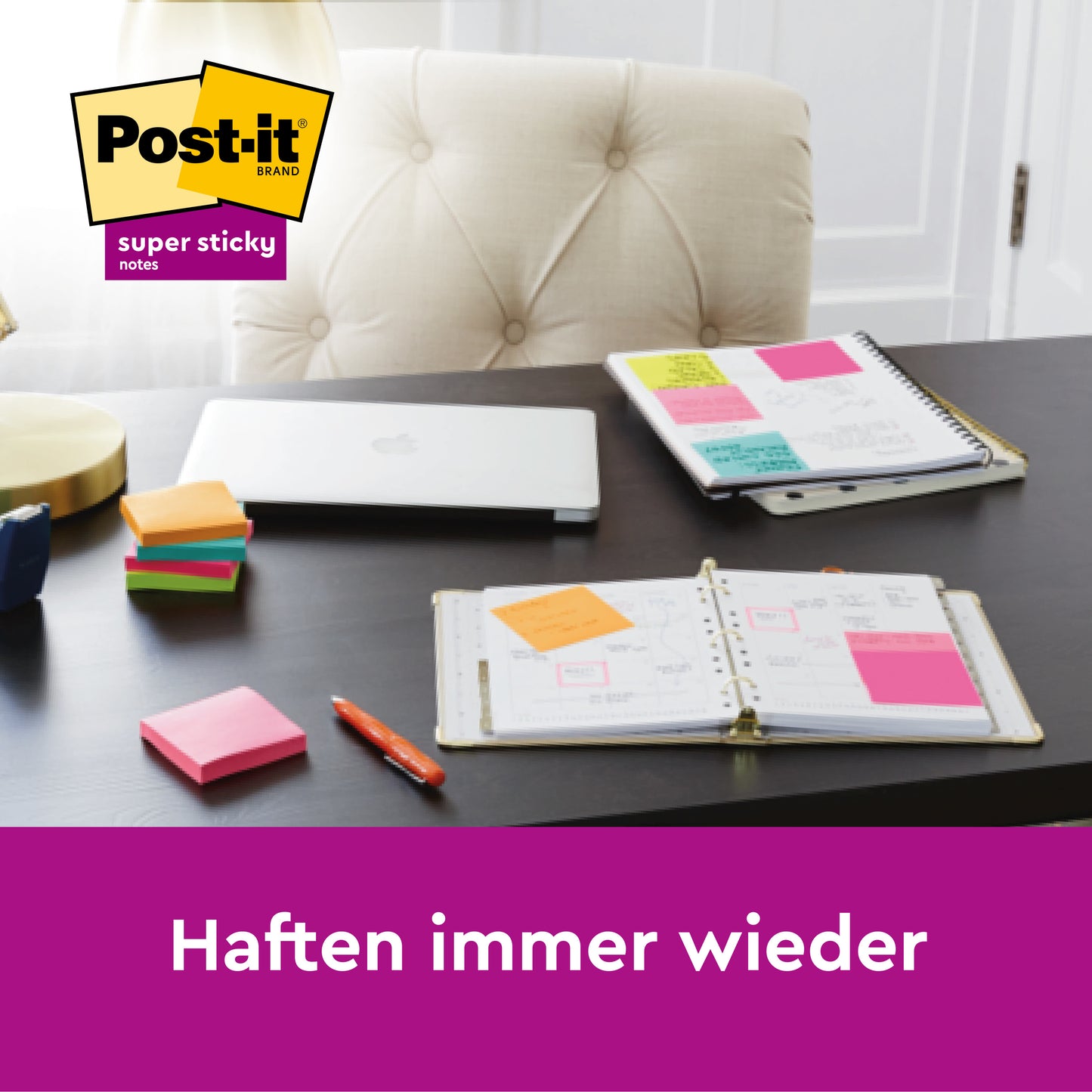 Auf dem Schreibtisch liegen ein Planer, ein Laptop, ein Stift und bunte 3M Deutschland GmbH Post-it® Super Sticky Notes im Großformat (liniert, 101 mm x 101 mm, 45 Blatt/Block), wobei die Notizen auf den Planerseiten befestigt und "Haften immer wieder" sichtbar sind.