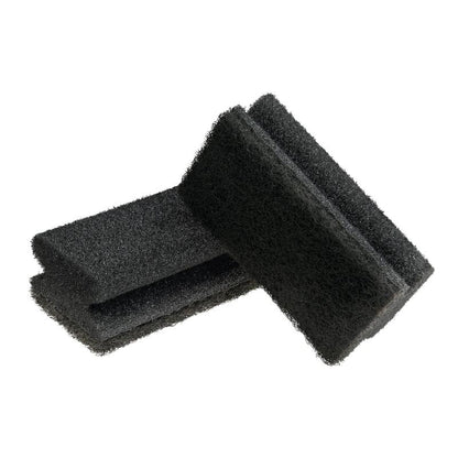 La spugna Scotch-Brite® Grill di 3M Deutschland GmbH (1 pezzo) è un pad abrasivo nero, rettangolare con una texture ruvida, impilato su uno sfondo bianco - perfetto per la pulizia delle griglie.