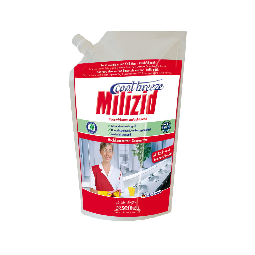 Una busta di ricarica da 1 litro di Dr. Schnell Milizid Cool Breeze Detergente sanitario e disincrostante della DR.SCHNELL GmbH & Co. KGaA, con un'etichetta rossa con informazioni sul prodotto, istruzioni e una foto di una persona sorridente in uniforme.