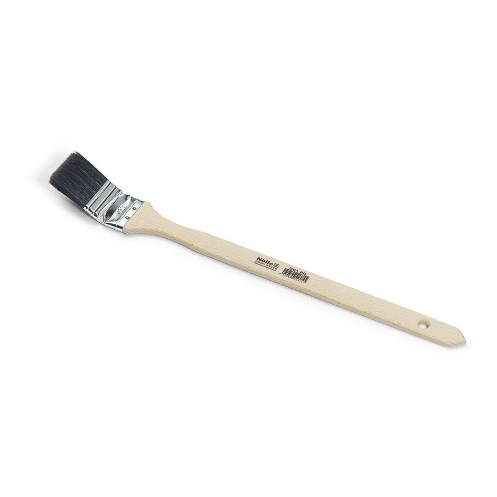 Il pennello per radiatori Nölle Profi Brush ha un design angolato con manico in legno chiaro e setole nere. Grazie alla ghiera metallica, è ideale per pittori professionisti. Il manico dispone di un foro per appendere e un codice a barre stampato.