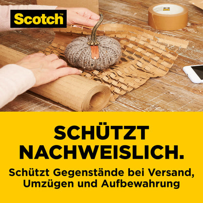 Ein kleiner Zierkürbis wird sicher in Scotch™ Cushion Lock™ Schutzverpackung (30,4 cm x 9,14 m) von 3M Deutschland GmbH eingewickelt. Auf dem Tisch liegen Klebeband und eine Luftpolsterfolie.