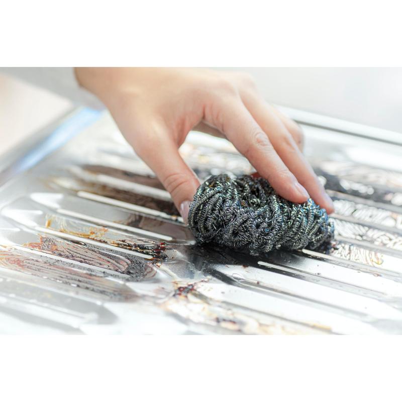 Con la spirale in acciaio inossidabile Scotch-Brite® di 3M Deutschland GmbH (3 pezzi per confezione) è possibile rimuovere facilmente lo sporco e il grasso ostinato durante la pulizia della cucina, ad esempio nel lavandino o sul fornello.