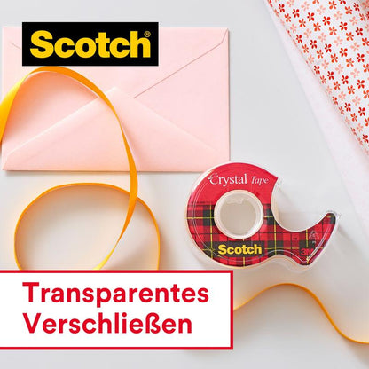 Un nastro adesivo 3M Scotch® Crystal 6-1925D (19 mm x 25 m) su un dispenser, una busta rosa, un nastro giallo e carta decorativa sono disposti su una superficie bianca. Il logo Scotch e il testo tedesco "Chiusura trasparente" sono visibili.