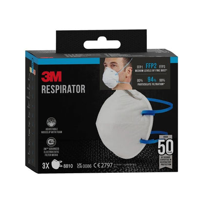 La maschera antiparticolato 3M™ 8810, FFP2 (senza valvola) di 3M Deutschland GmbH è fornita in una confezione da 3. Offre protezione FFP2 con il 94% di filtrazione delle particelle, ottimale per polveri sottili di media entità. La confezione mostra l'utilizzatore con la maschera.