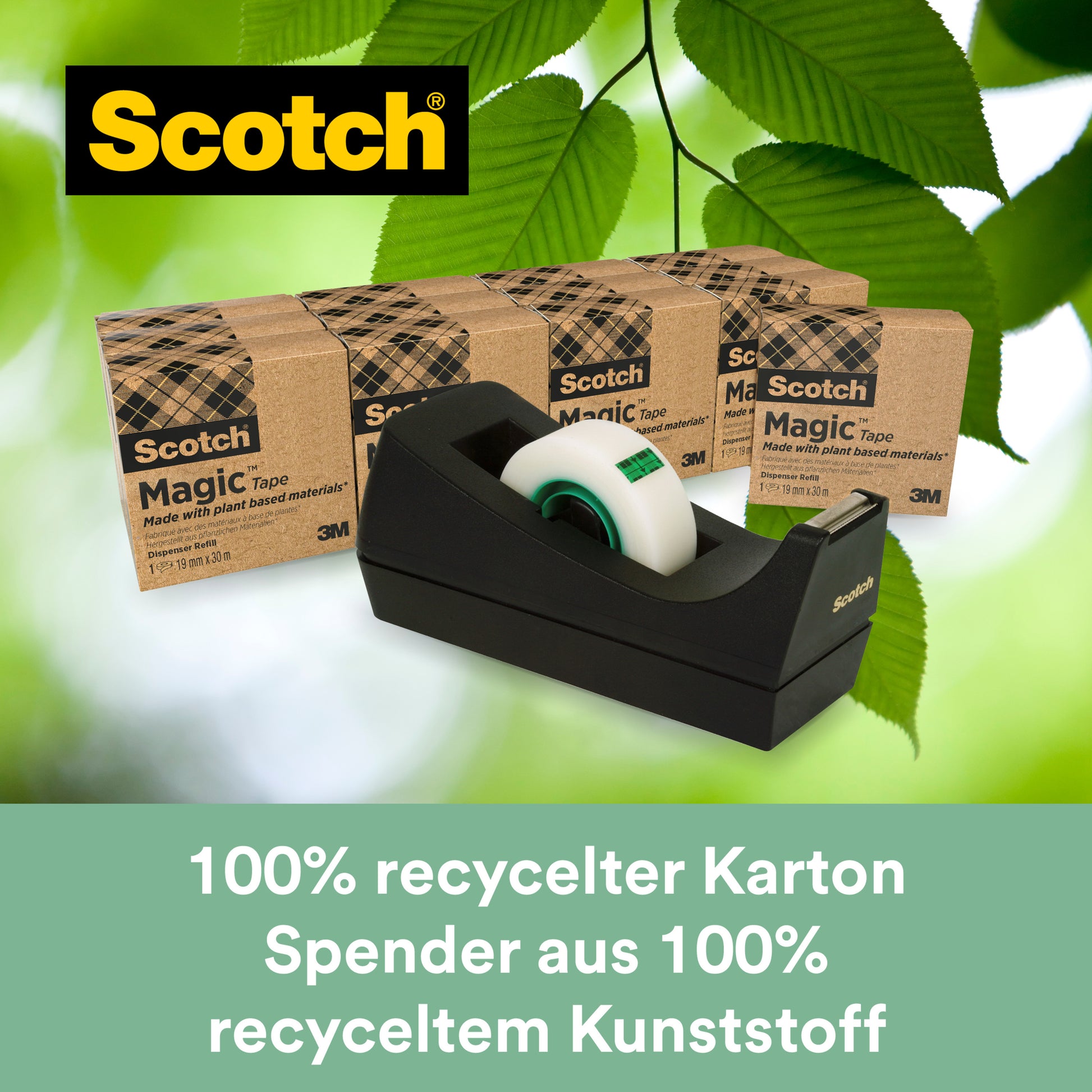 Ein schwarzer Scotch® C38 Klebebandabroller mit einer Rolle ist vor vier Schachteln Scotch® Magic™ Klebeband zu sehen, das zu 66 % aus pflanzlichem Klebstoff besteht. Dahinter sind grüne Blätter zu sehen. Der deutsche Text weist darauf hin, dass sie zu 100 % aus recycelten Materialien bestehen. Marke: 3M Deutschland GmbH.