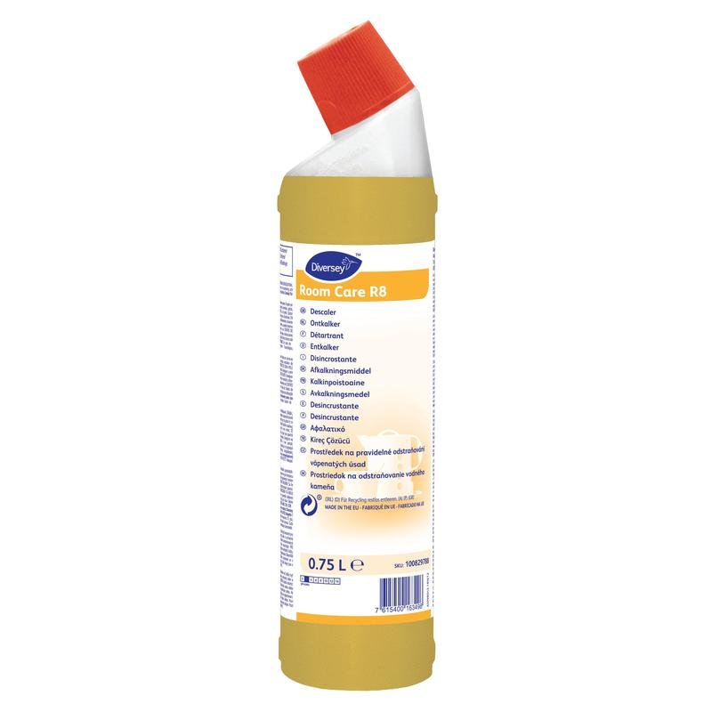 Una bottiglia da 750 ml di Diversey Deutschland Room Care R8 Decalcificante con tappo angolare rosso ed etichetta multilingue gialla, ideale per rimuovere i depositi di calcare nel bagno.