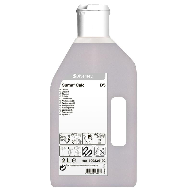 Una bottiglia di plastica da 2 litri Suma Calc D5 di Diversey Deutschland GmbH & Co. OHG con tappo bianco e manico. L'etichetta sul davanti mostra informazioni, istruzioni, simboli, SKU 100834192. Ideale per depositi di calcare ostinati in uso professionale.