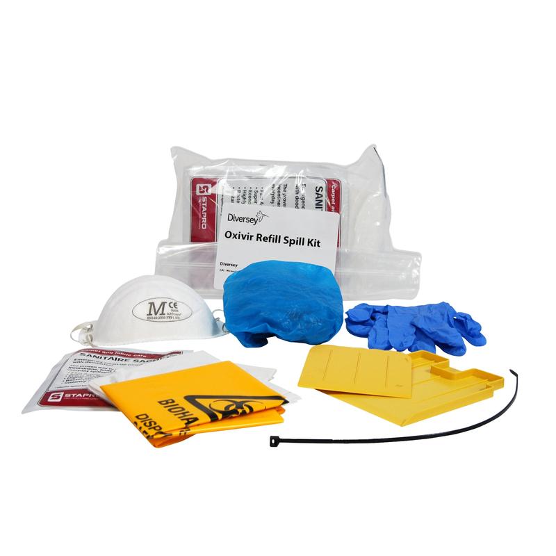 Viene mostrato il Diversey Spill Kit Refill (2 pezzi) di Diversey Deutschland GmbH & Co. OHG, con maschera facciale, protezione per capelli blu, guanti, sacchetti gialli per materiali pericolosi biologici, tamponi assorbenti, fascette e soluzione detergente su sfondo bianco.