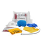 Viene mostrato il Diversey Spill Kit Refill (2 pezzi) di Diversey Deutschland GmbH & Co. OHG, con maschera facciale, protezione per capelli blu, guanti, sacchetti gialli per materiali pericolosi biologici, tamponi assorbenti, fascette e soluzione detergente su sfondo bianco.